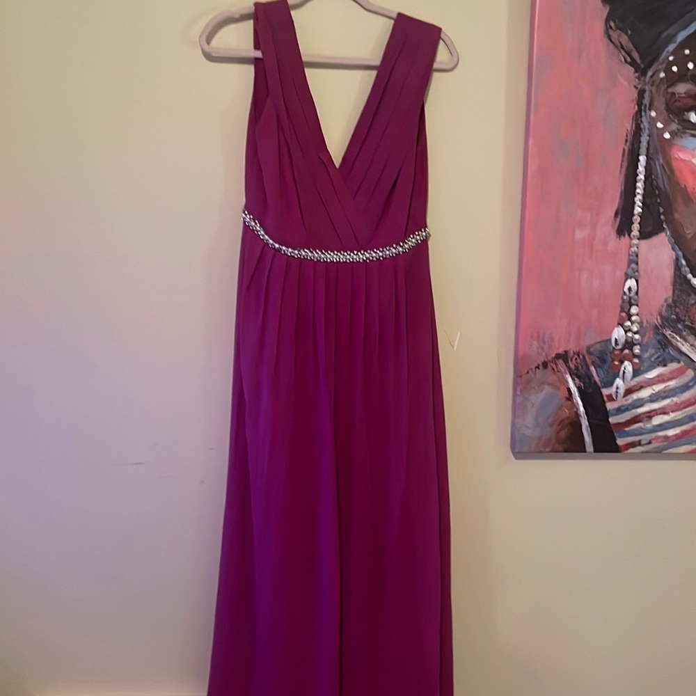 Beautiful V neck dress perfect for every occasion. The color pops and stands out